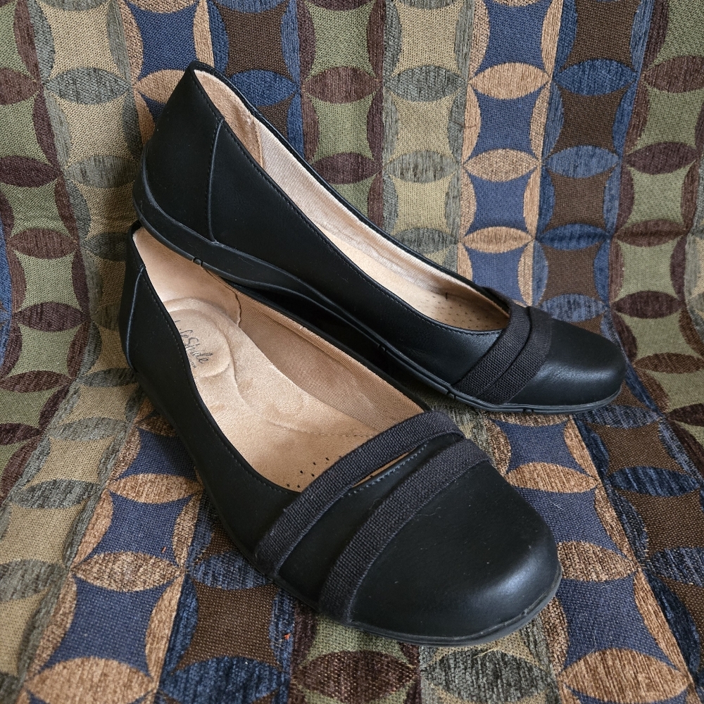 Life Stride Black Flats With Elastic Band Accents, 10W